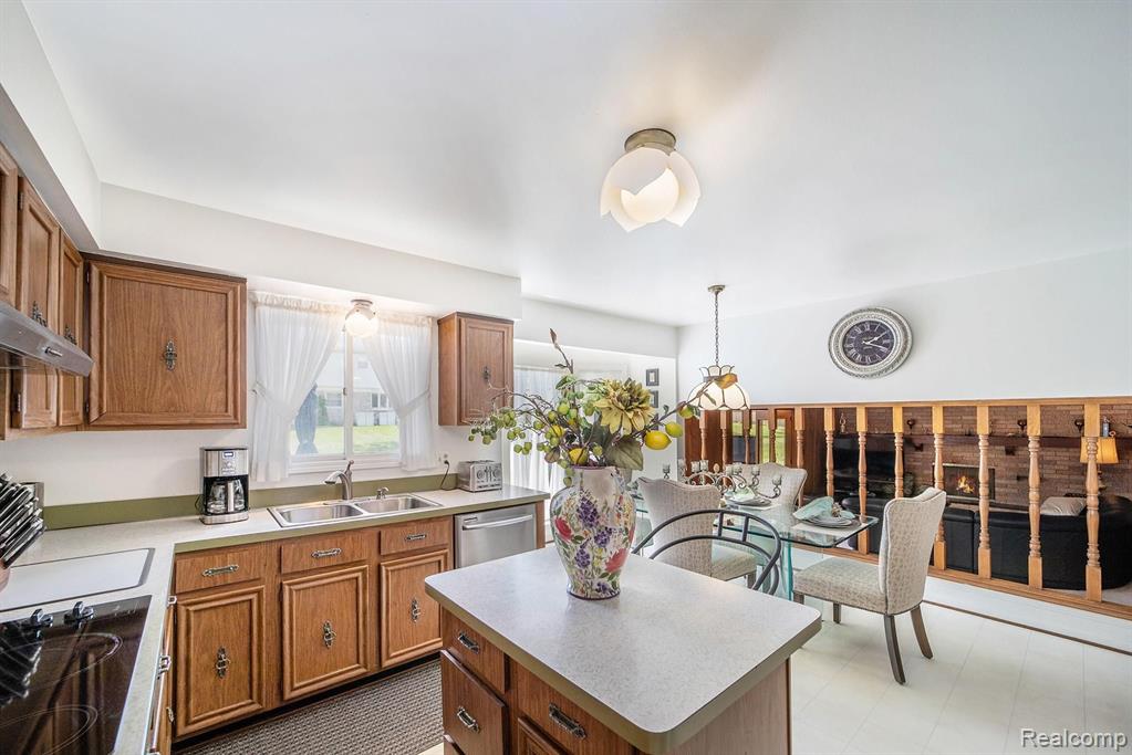 35955 Charter Crest Road Farmington Hills, MI 48335 - Photo 5 of 44