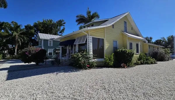 a view of a house with backyard and garden