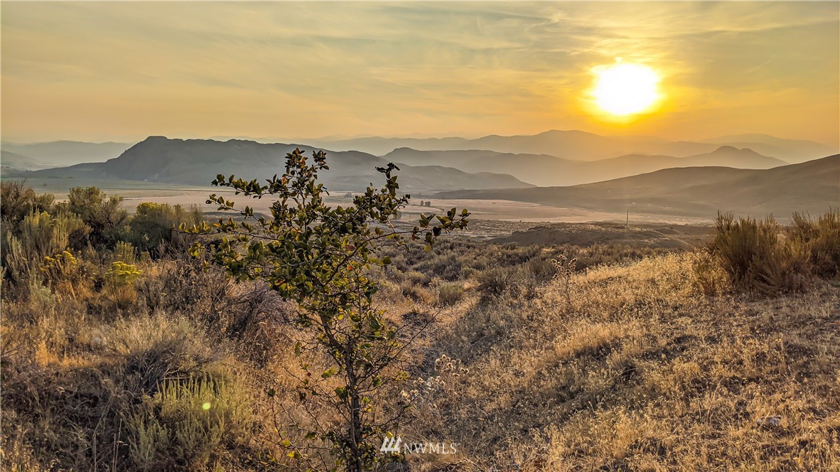 4 Spring Road Tonasket, WA 98855 - Photo 20 of 40 a view of mountain with sunset