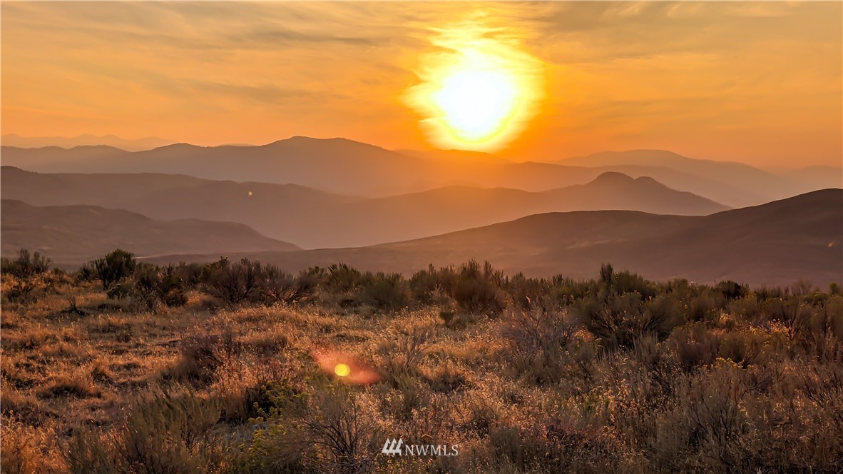 4 Spring Road Tonasket, WA 98855 - Photo 29 of 40 a view of a town with mountains in the background