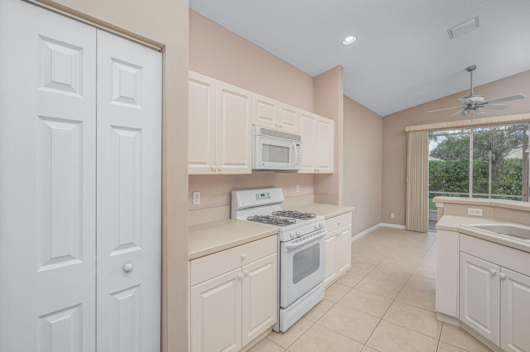 395 Springview Loop Port St. Lucie, FL 34986 - Photo 14 of 55 Kitchen
