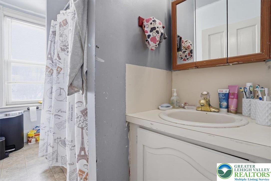 921 Broadway Fountain Hill, PA 18015 - Photo 41 of 93