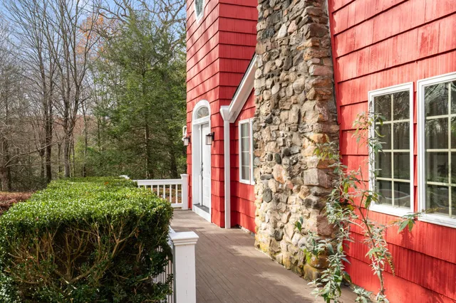 $1,374,000 | 381 West Mountain Road, Ridgefield, CT 06877