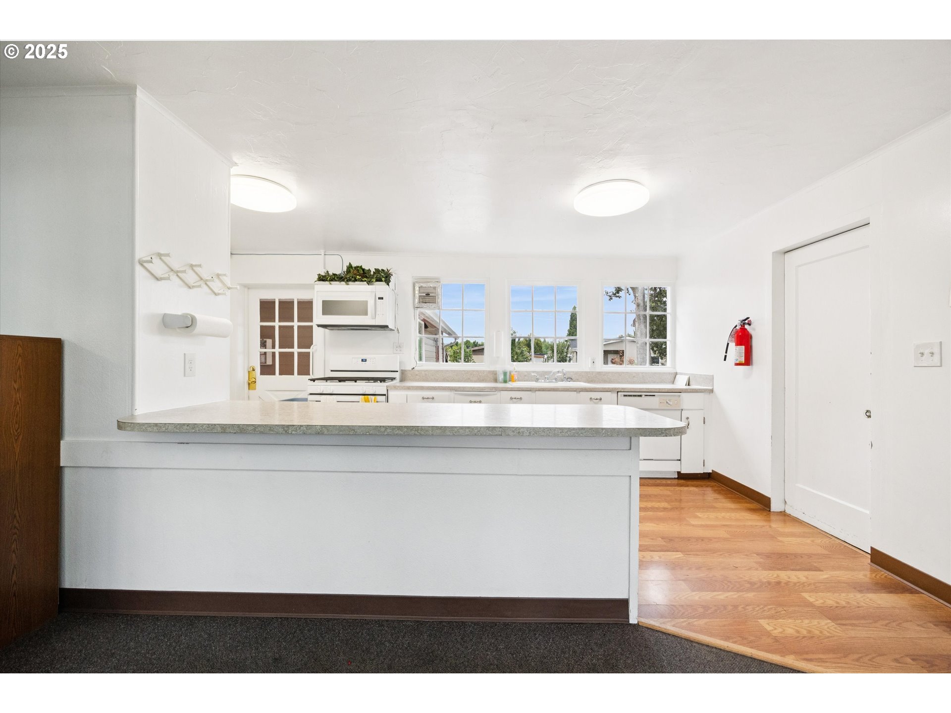 10701 Southeast Highway 212, Unit P6 Clackamas, OR 97015 - Photo 38 of 42 a kitchen with kitchen island a sink a stove a refrigerator and a window