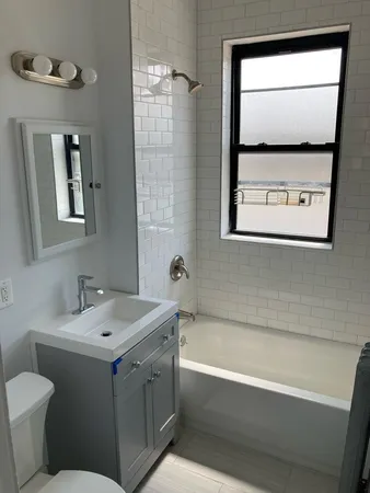 $2,395 | 2418 North Sawyer Avenue, Unit 2W, Chicago, IL 60647