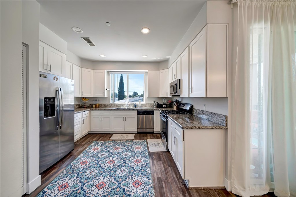 8427 Tweedy Lane Downey, CA 90240 - Photo 7 of 19