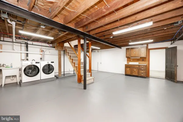 a view of house with backyard and trees