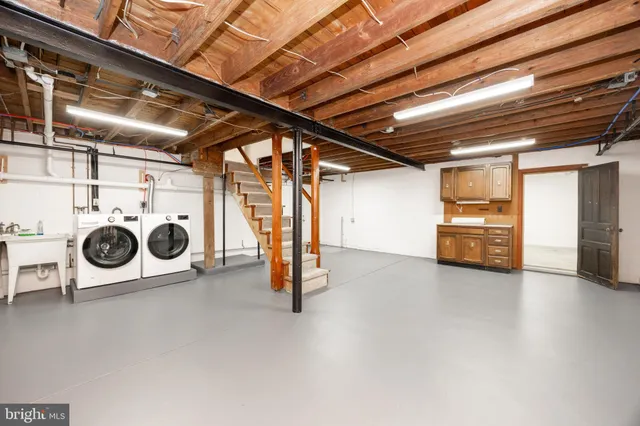 a view of house with backyard and trees