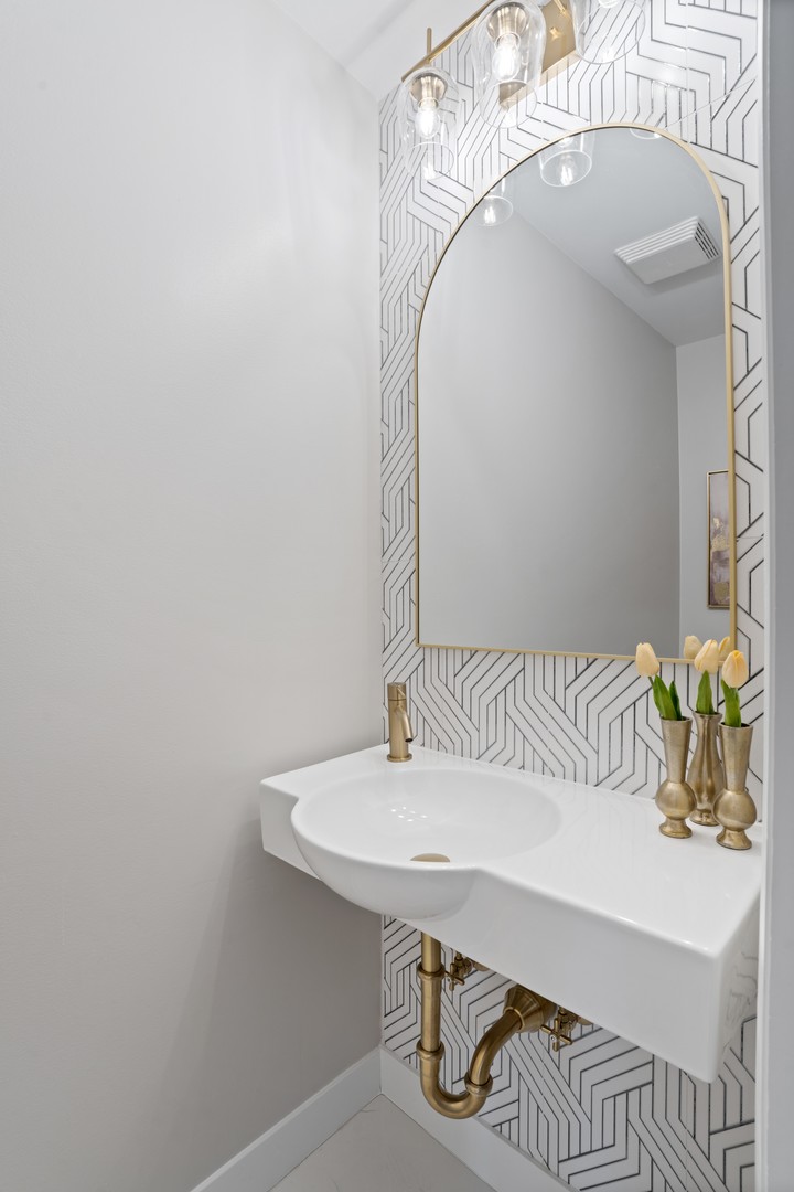 215 45th Street Western Springs, IL 60558 - Photo 23 of 46 a bathroom with a sink a mirror and a bathtub