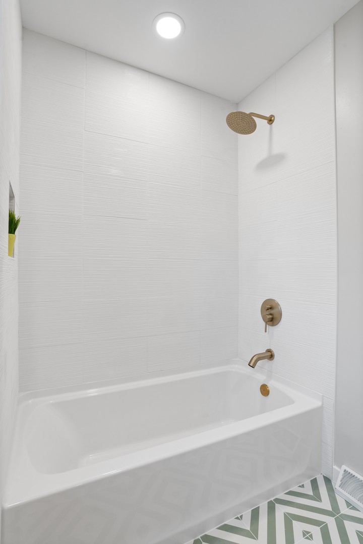 215 45th Street Western Springs, IL 60558 - Photo 37 of 46 a bathroom with a bathtub