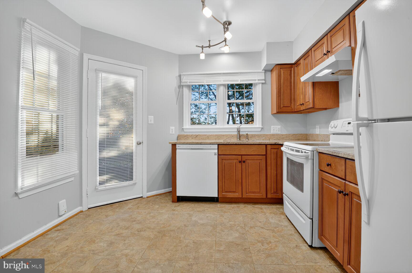 11116 Beaver Trail Court, Unit 11116 Reston, VA 20191 - Photo 3 of 28 a kitchen with a stove a sink and a refrigerator