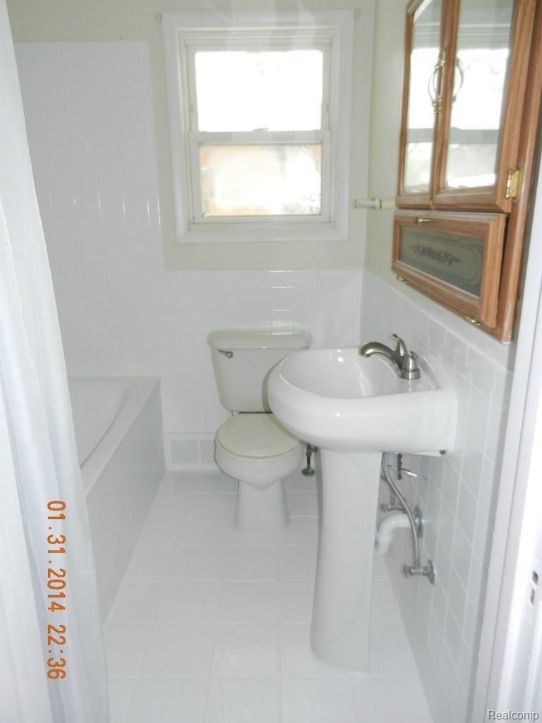 3384 Frembes Road Waterford, MI 48329 - Photo 10 of 13 Bathroom.jpg