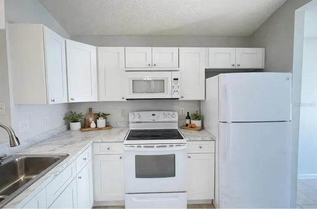 $2,400 | 6611 Summer Haven Drive, Riverview, FL 33578