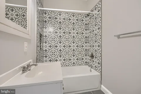 $2,150 | 2917 Clifton Avenue, Baltimore, MD 21216
