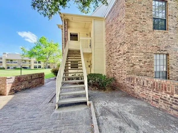 $1,749 | 3120 Devonshire Drive, Unit 229, Plano, TX 75075