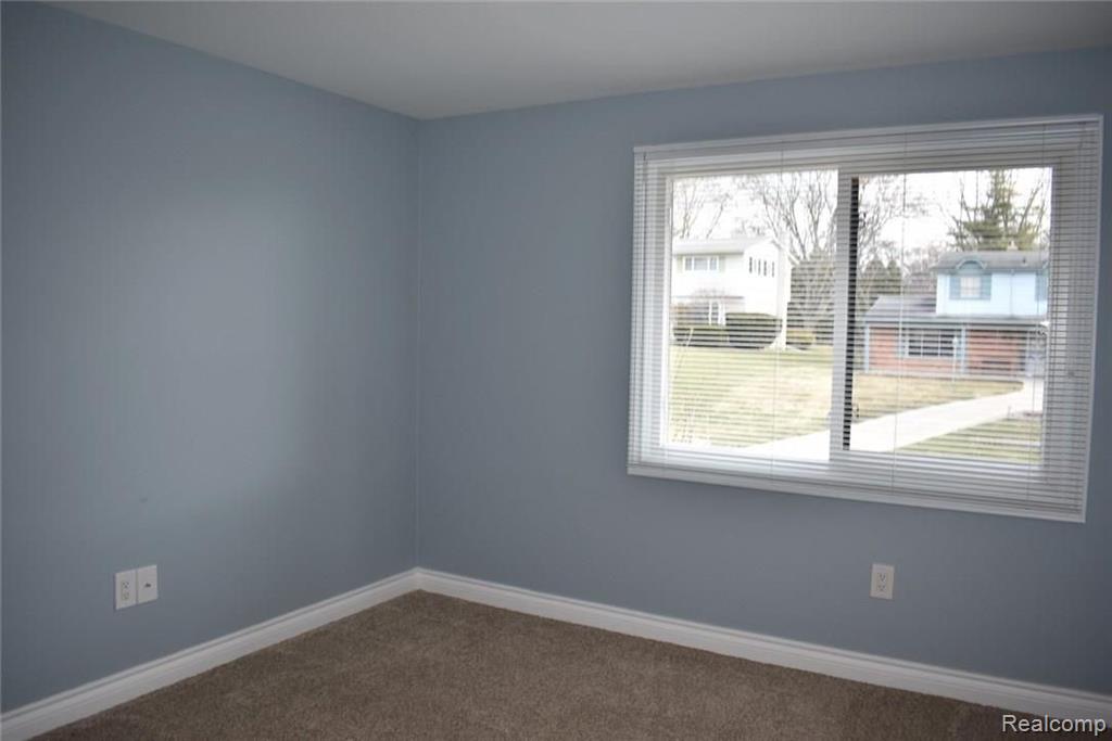31035 Carriage Hill Road Farmington Hills, MI 48331 - Photo 21 of 32
