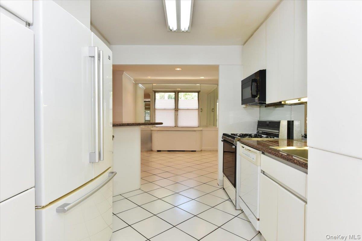 180 South Middle Neck Road, Unit 1J Great Neck, NY 11021 - Photo 21 of 39 Kitchen