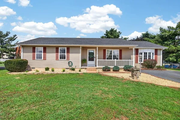 $350,000 | 7 Featherstone Drive, Lyndhurst, VA 22952
