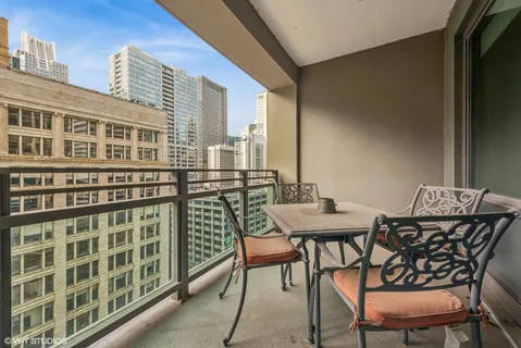 $515,000 | 130 North Garland Court, Unit 1406, Chicago, IL 60602