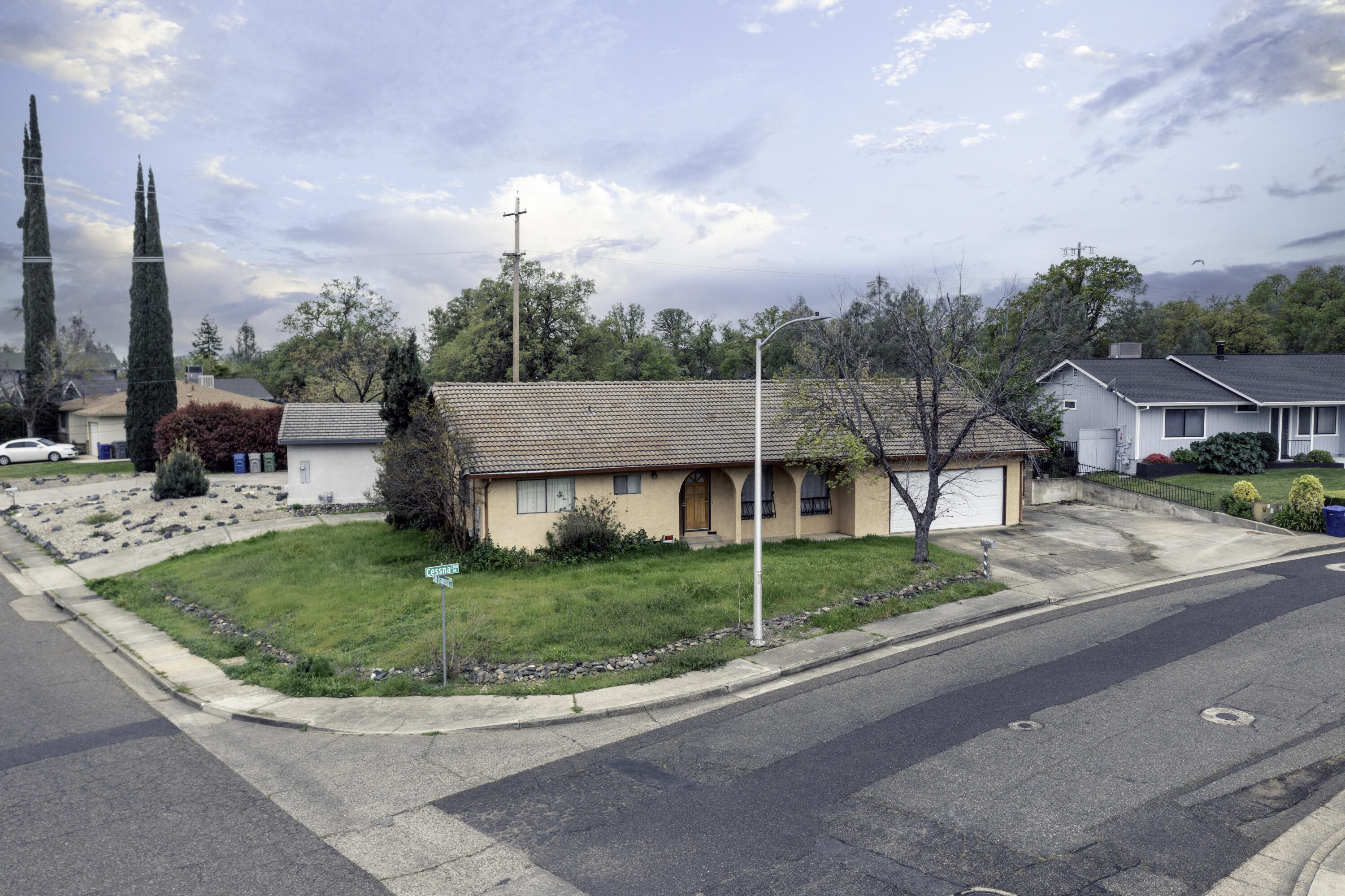 a view of a house with backyard and porch