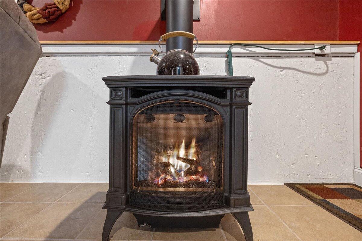 24 Regency Drive Sagamore, MA 02561 - Photo 19 of 27 a view of fireplace with furniture