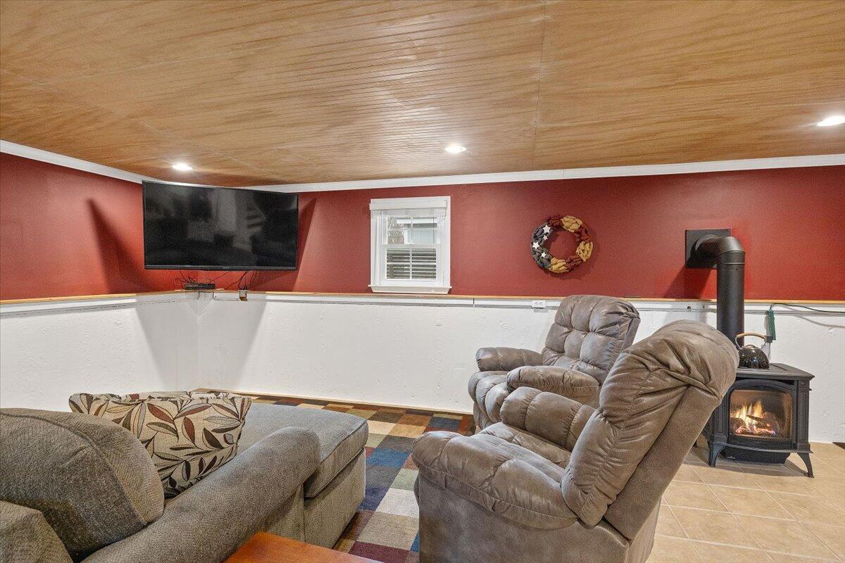 24 Regency Drive Sagamore, MA 02561 - Photo 20 of 27 a living room with furniture and a flat screen tv