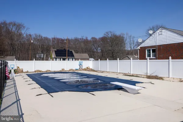 a view of a yard with a house