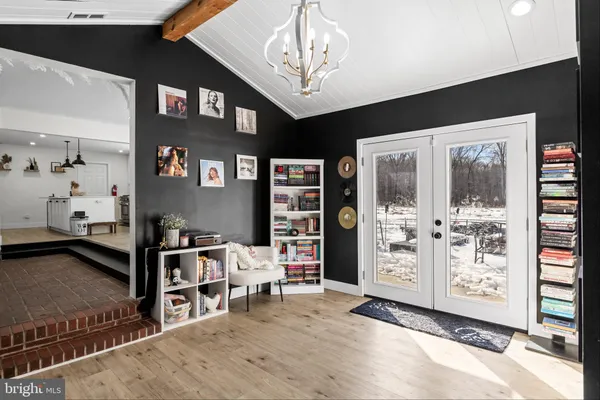 a view of livingroom with furniture