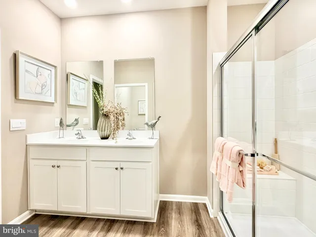 a en suite bathroom with a sink and a mirror