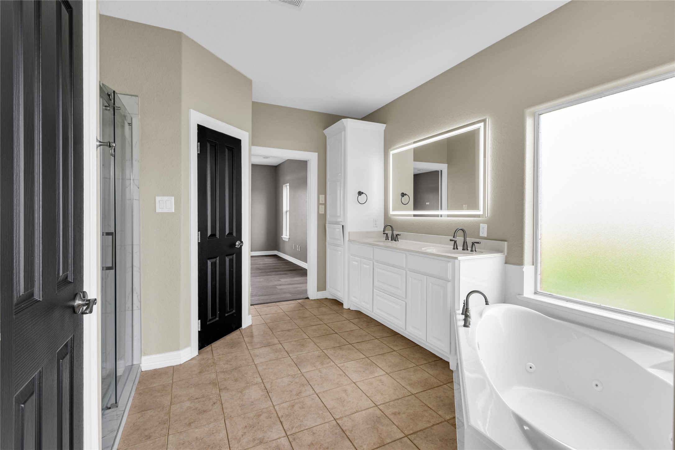 863 Bunkhouse Trail Angleton, TX 77515 - Photo 10 of 22 Primary en suite with separate shower and jetted tub