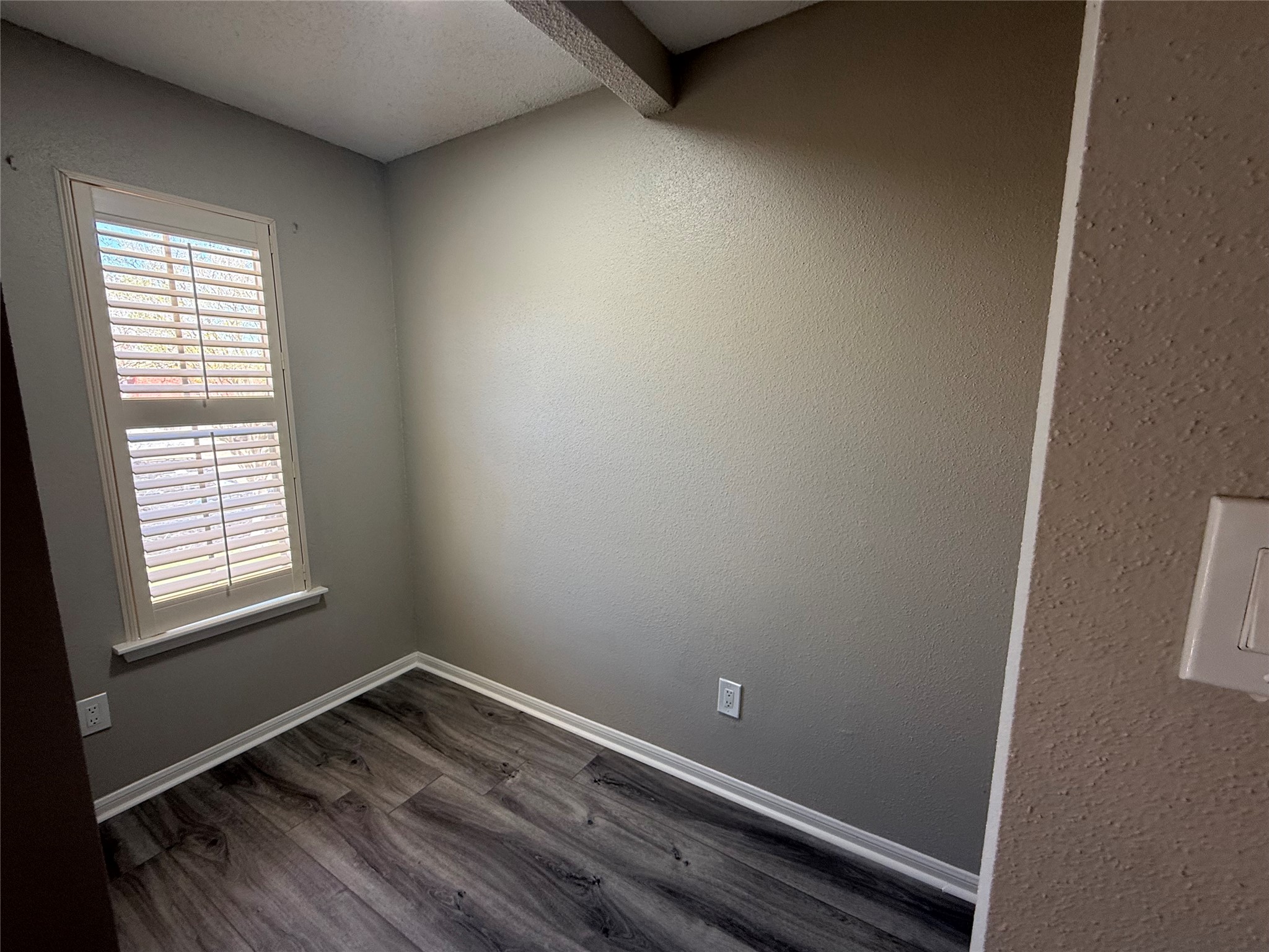 7575 Cambridge Street, Unit 2804 Houston, TX 77054 - Photo 23 of 38 a view of an empty room and window