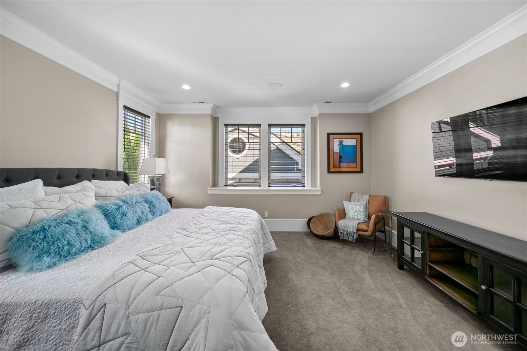 58 Key Bay Lane Chelan, WA 98816 - Photo 35 of 40 a bedroom with a bed and furniture