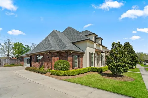 $575,000 | 262 Riverwood Drive, Houma, LA 70360