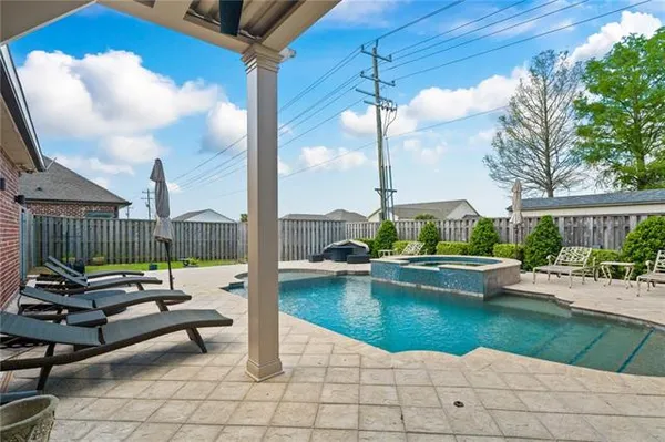 $575,000 | 262 Riverwood Drive, Houma, LA 70360