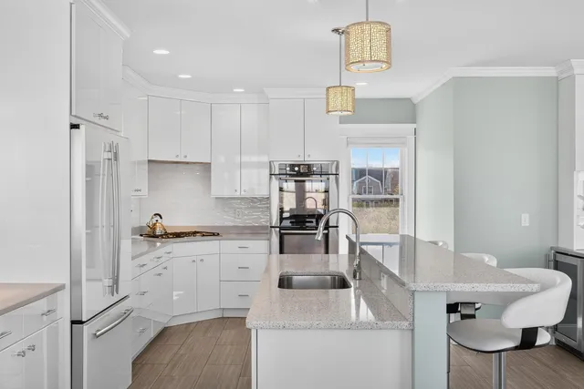 a large kitchen with kitchen island a large island in it