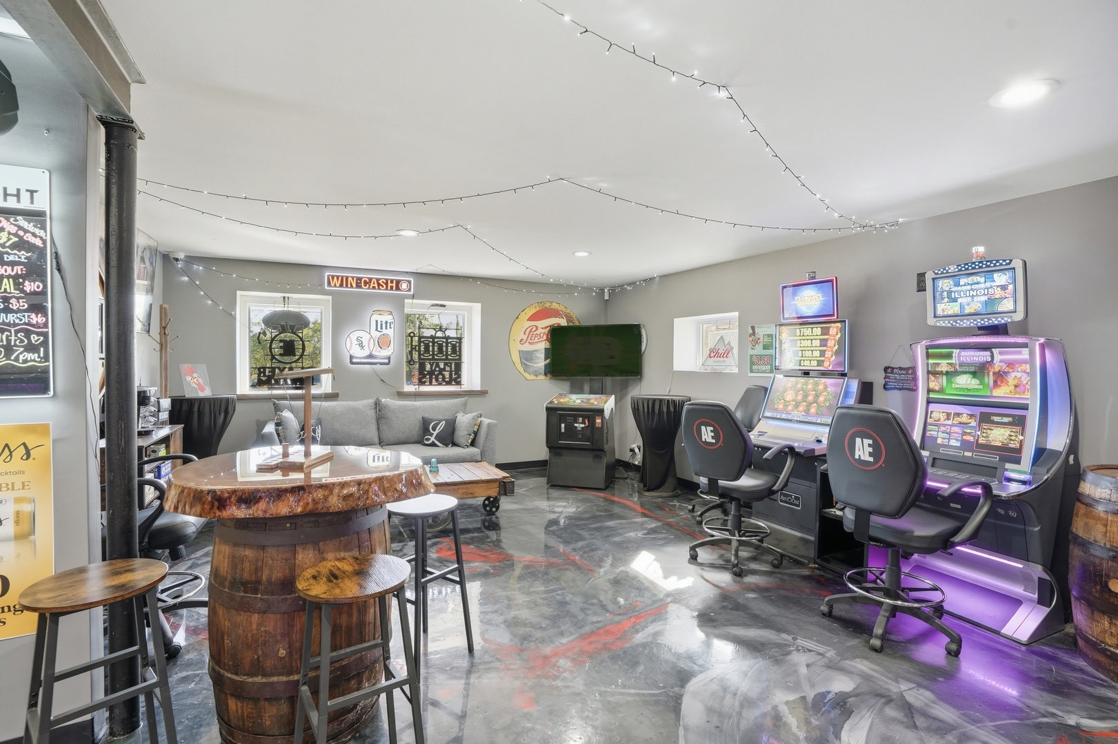 1702 South Dixie Highway Crete, IL 60417 - Photo 31 of 50 a room with furniture a rug and a window