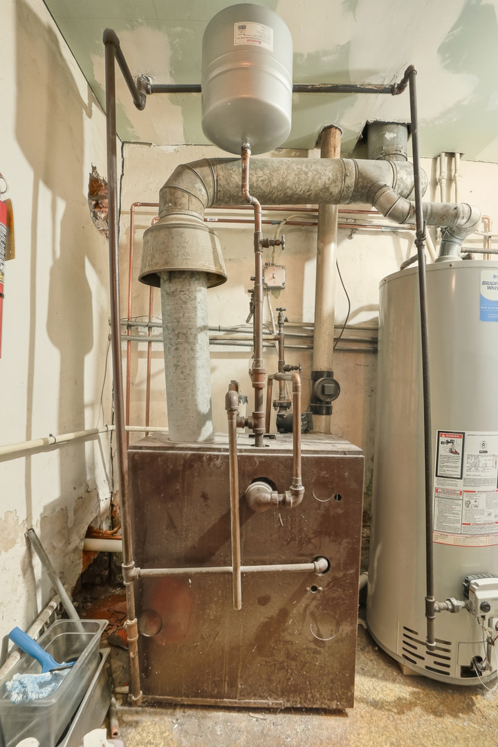 1702 South Dixie Highway Crete, IL 60417 - Photo 48 of 50 a room with lots of appliances