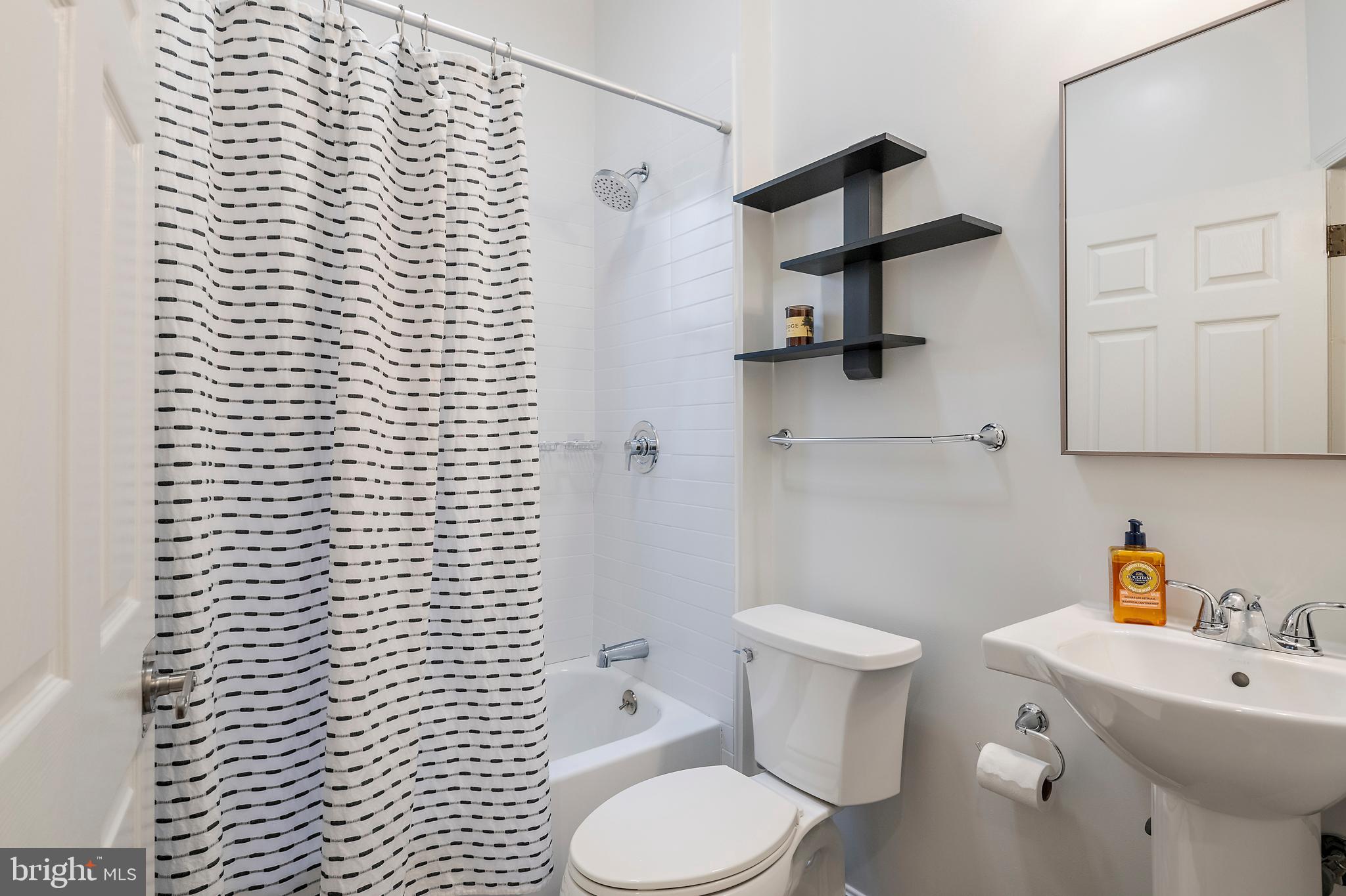 55 S Street Northwest Washington, DC 20001 - Photo 29 of 39 Upstairs Full Bath two