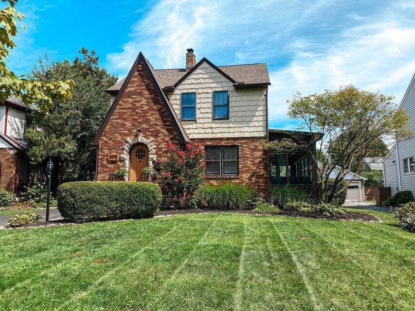976 South Cassingham Road Columbus, OH 43209 - Photo 1 of 43 976 S. Cassingham stock photo
