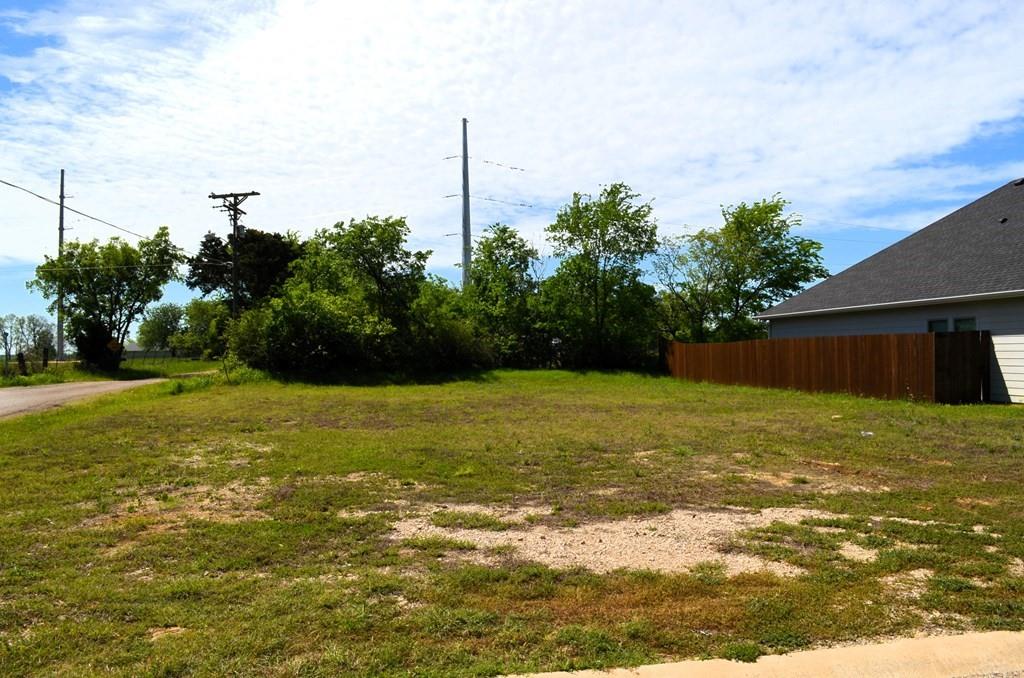 354 Preston Road Mabank, TX 75147 - Photo 3 of 4 a view of a field with a big yard