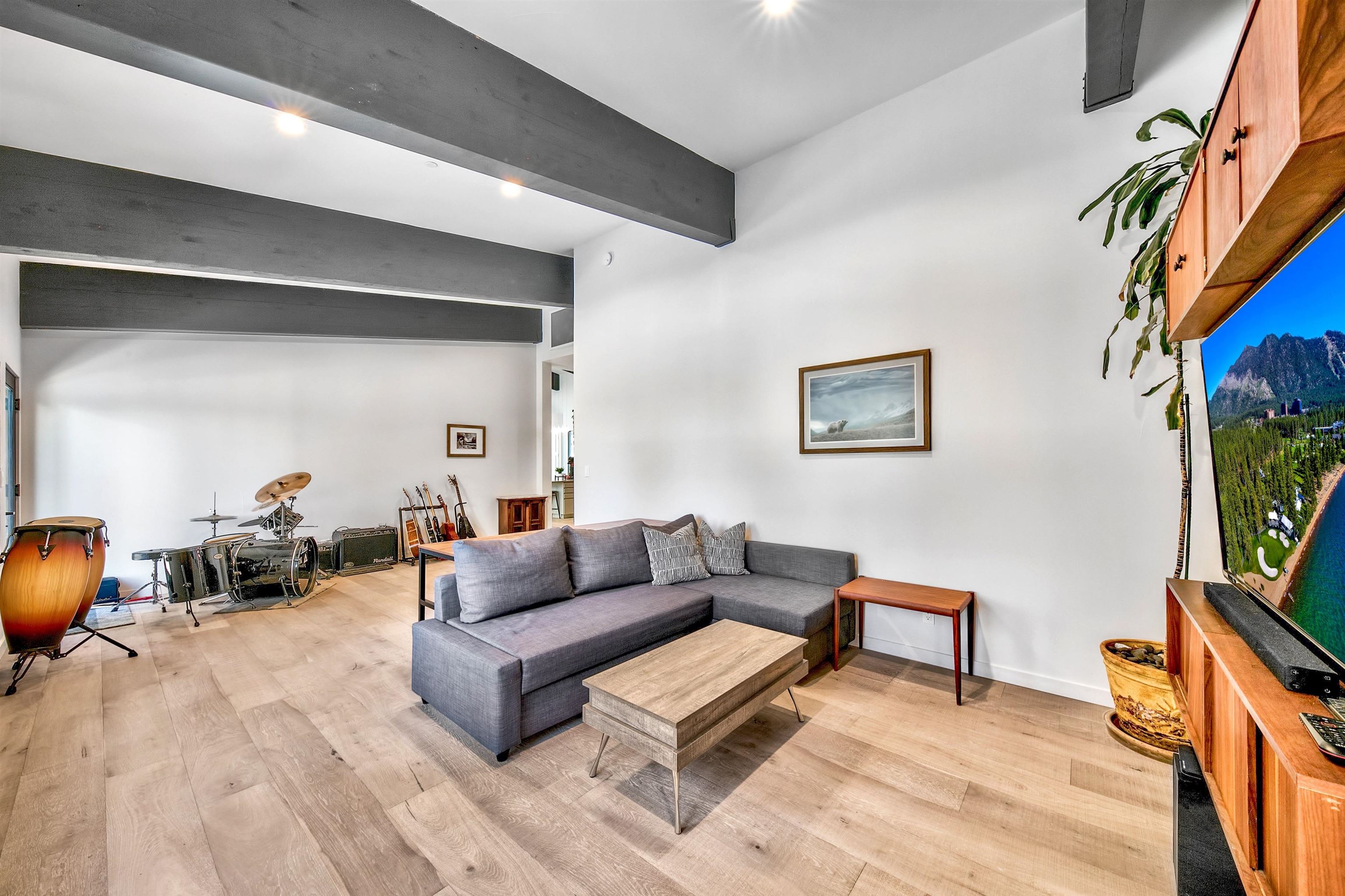 17144 Uxbridge Drive Truckee, CA 96161 - Photo 13 of 21 a living room with furniture and a flat screen tv