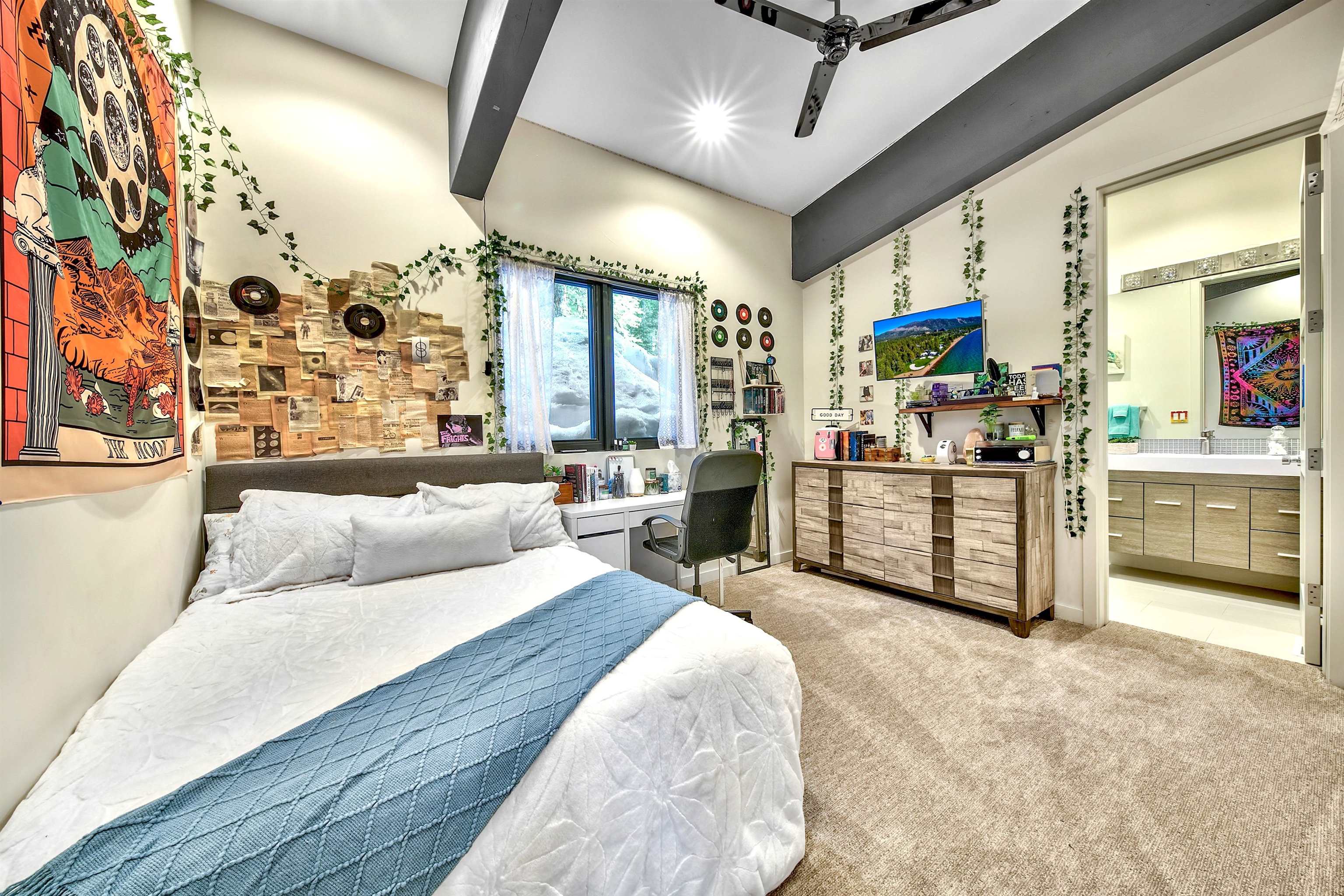 17144 Uxbridge Drive Truckee, CA 96161 - Photo 14 of 21 a living room with furniture and a flat screen tv