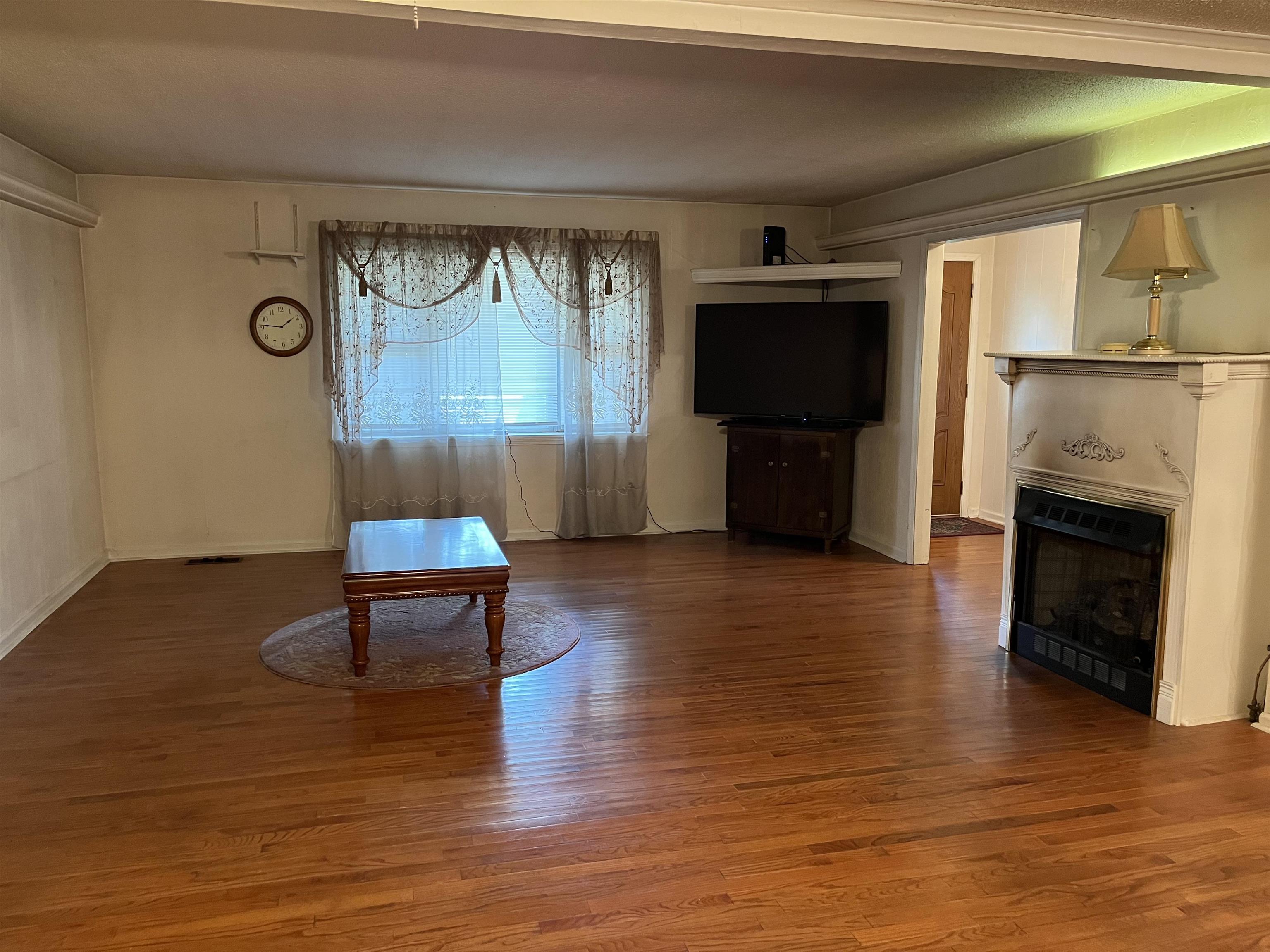 605 Blue Bonnett Road Bolivar, TN 38008 - Photo 4 of 18 a living room with furniture and a flat screen tv