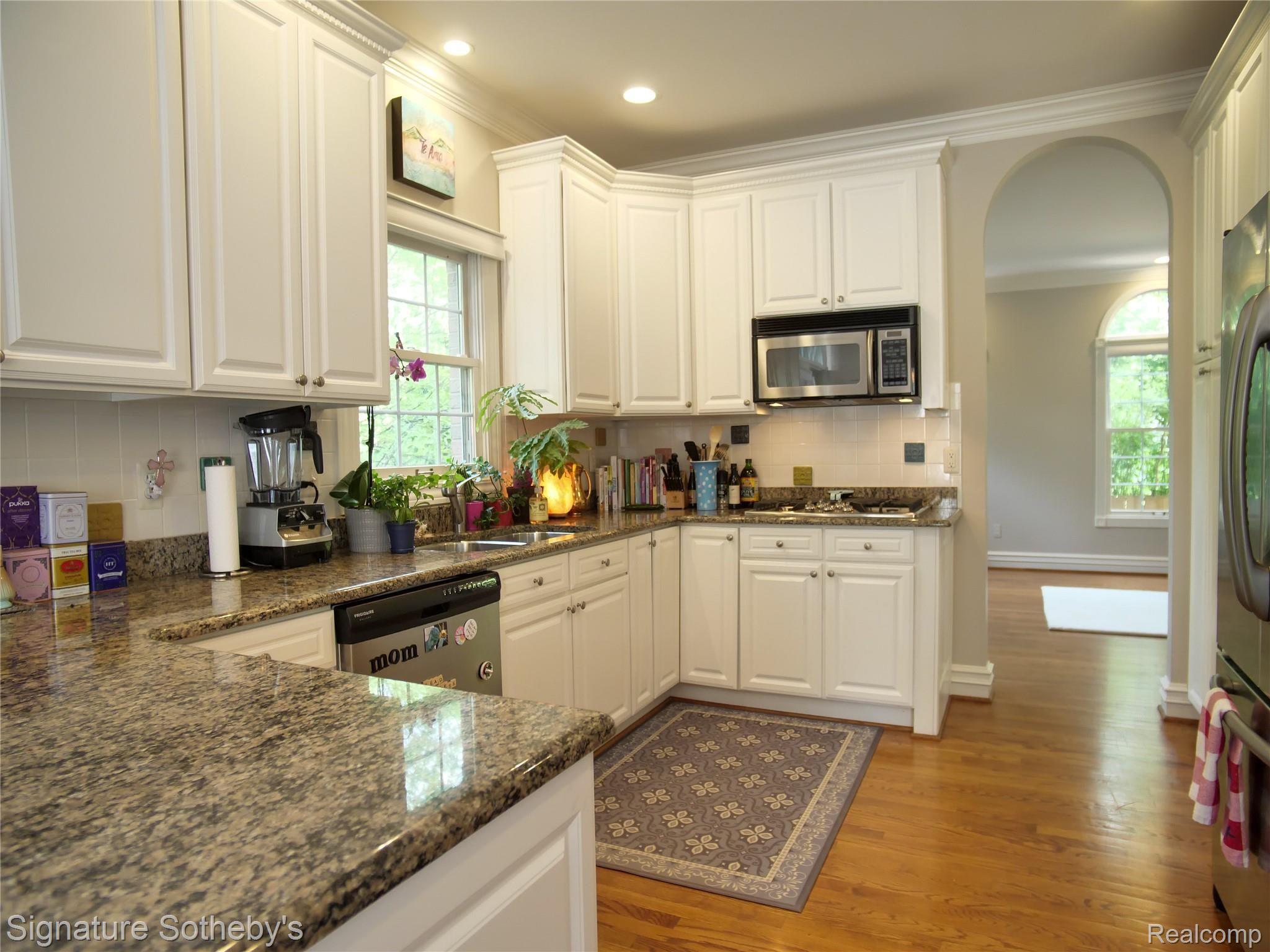 399 Neff Road Grosse Pointe, MI 48230 - Photo 8 of 52 6- Kitchen.jpg