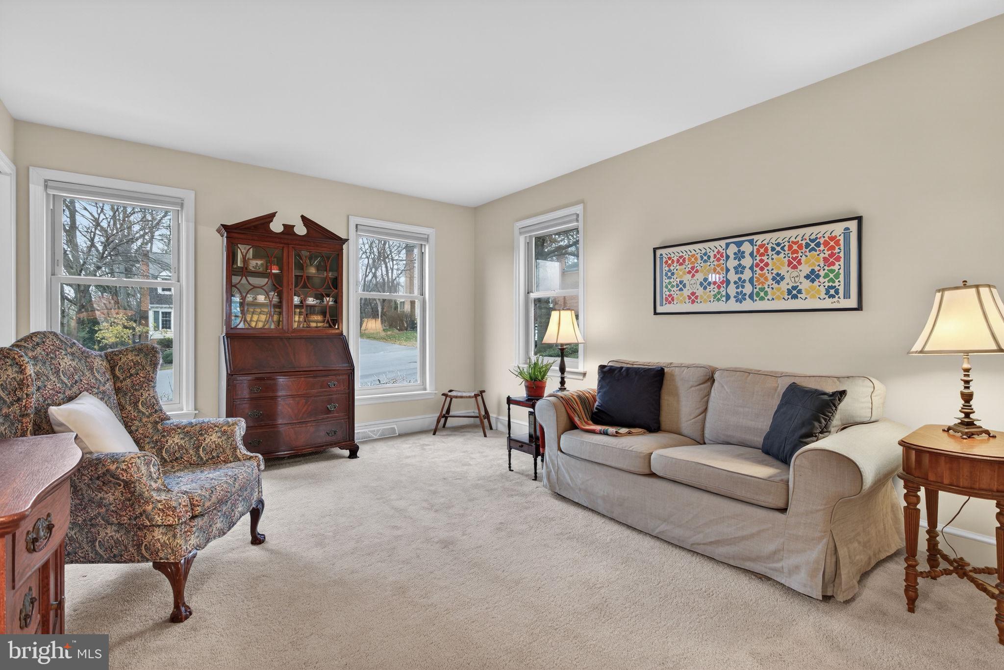816 Tarpley Drive Lancaster, PA 17601 - Photo 9 of 110 a living room with furniture and a potted plant