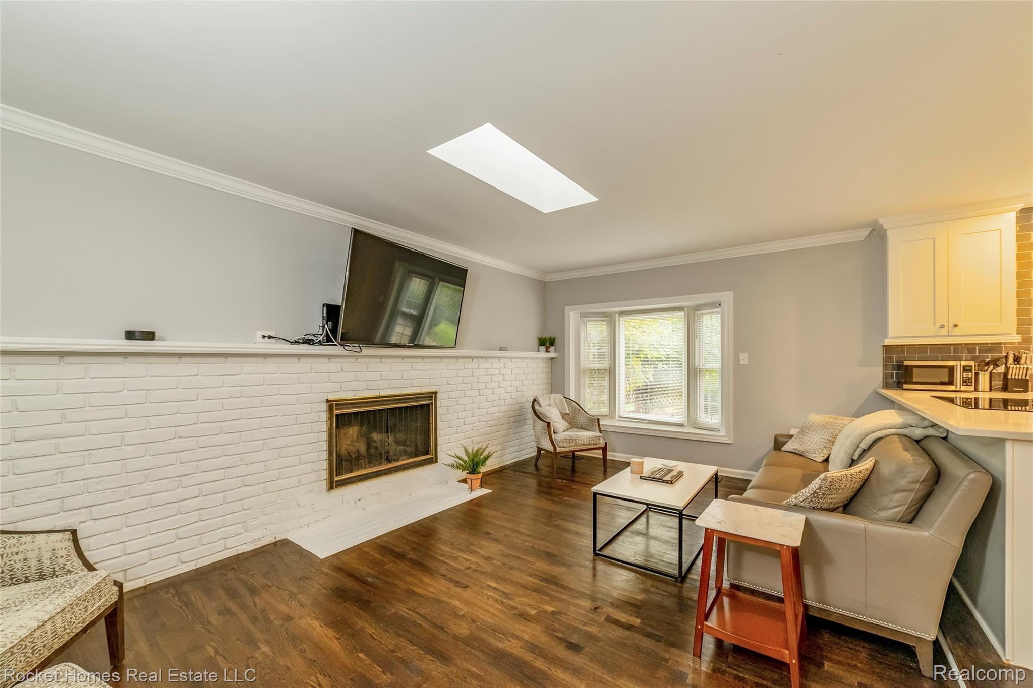 879 Foxhall Road Bloomfield Hills, MI 48304 - Photo 13 of 44 011-photo-family-room-7719035.jpg