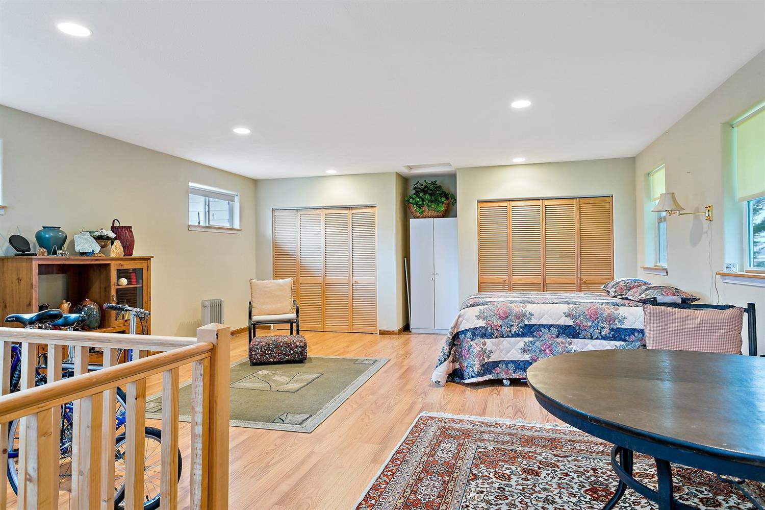 4930 Leonard Road Grants Pass, OR 97527 - Photo 27 of 33 a living room with furniture and a flat screen tv
