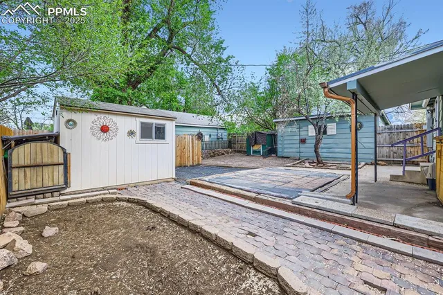 a view of a backyard