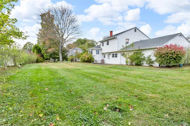 a view of a yard with an tree