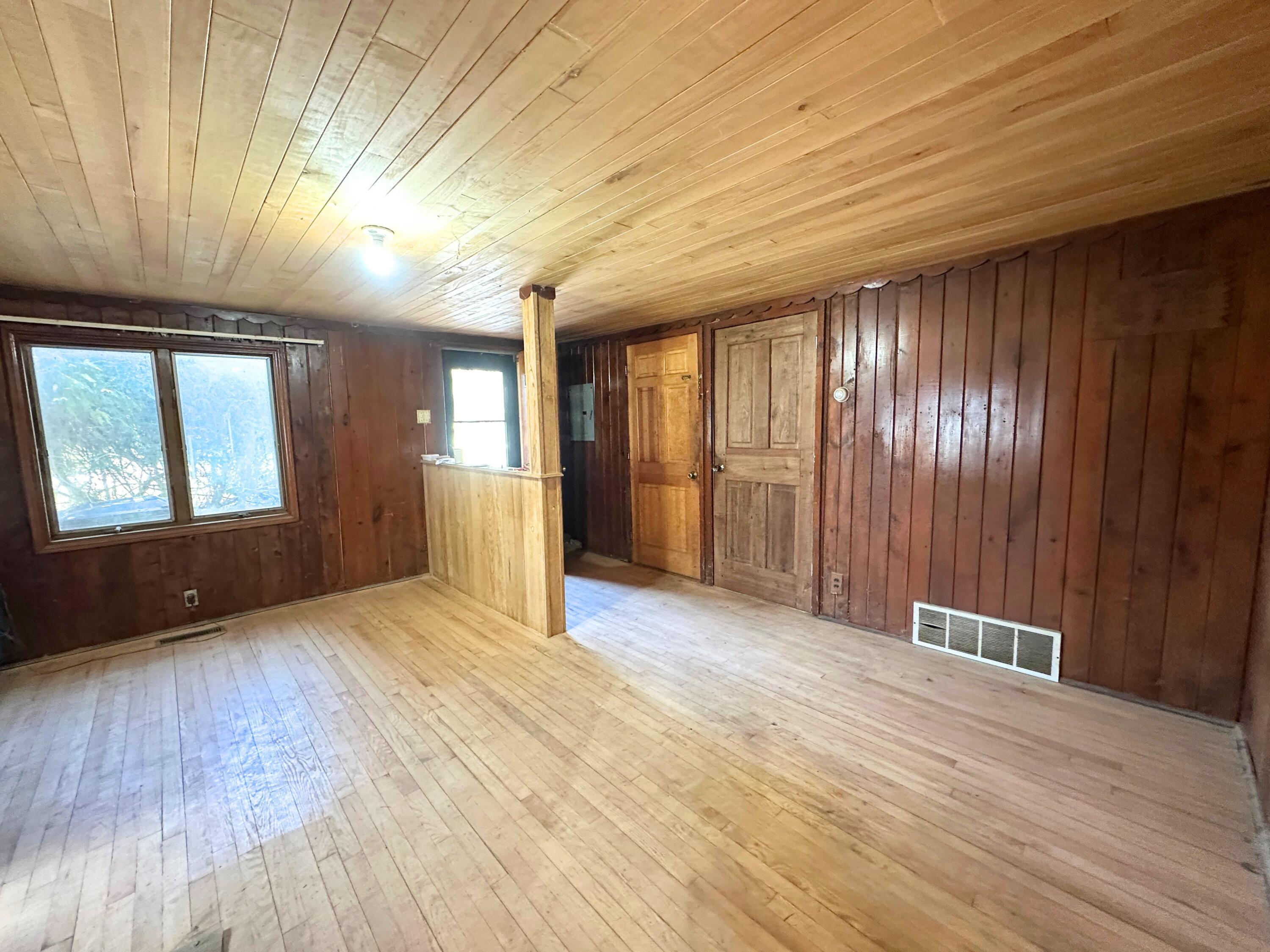N3090 Uranus Road Geneva, WI 53147 - Photo 9 of 19 Main living room area